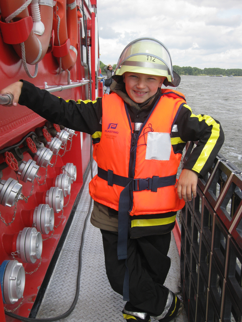 ...ein kleiner Feuerwehrmann auf dem Löschboot...