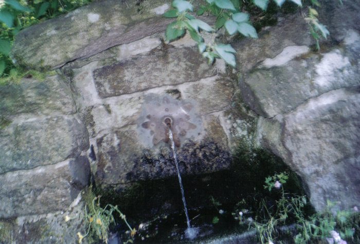 ein kleiner gemütlicher brunnen