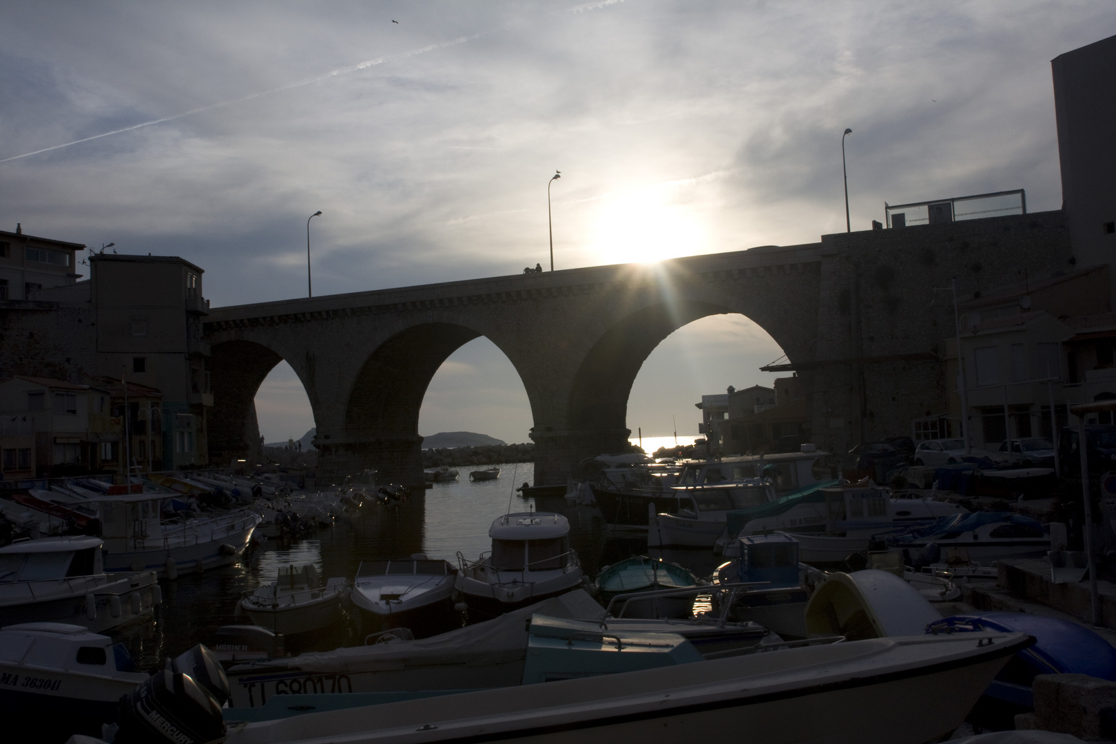 Ein kleiner Hafen bei Sonnenuntergang im idyllischen Marseille