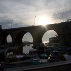 Ein kleiner Hafen bei Sonnenuntergang im idyllischen Marseille