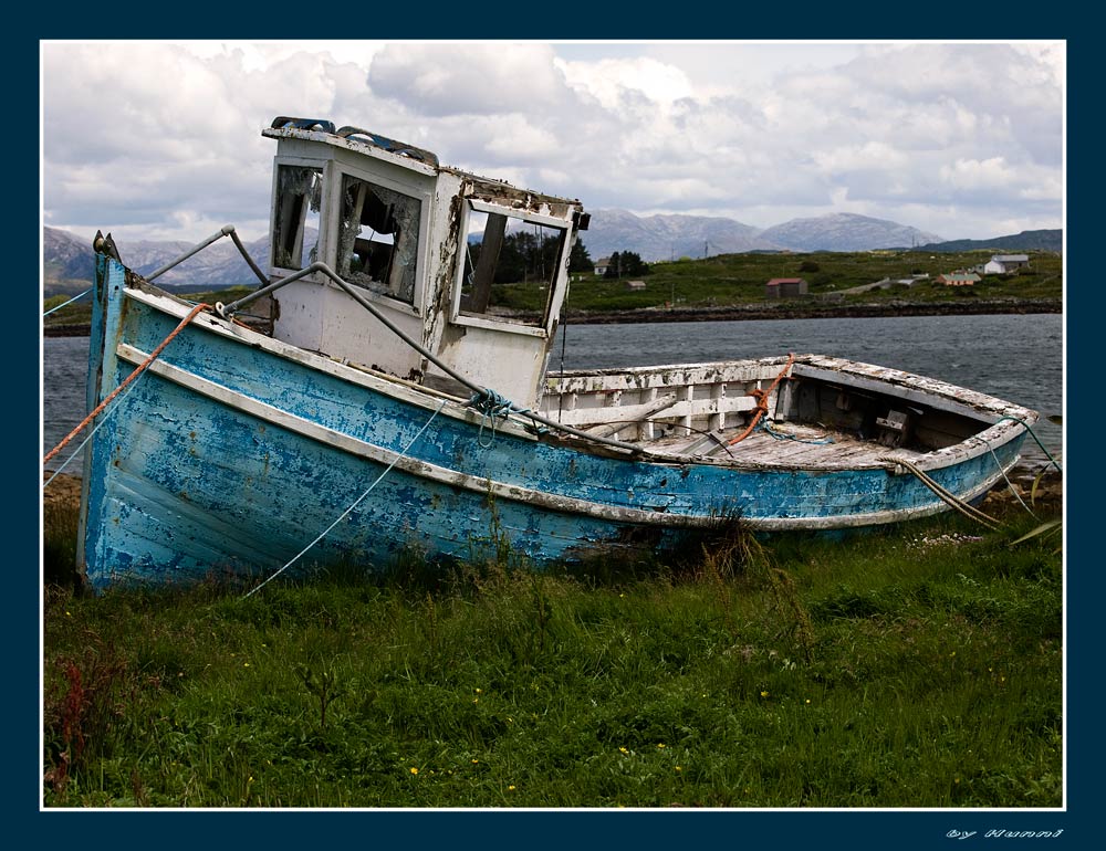 ein kleiner Hafen und seine Wracks