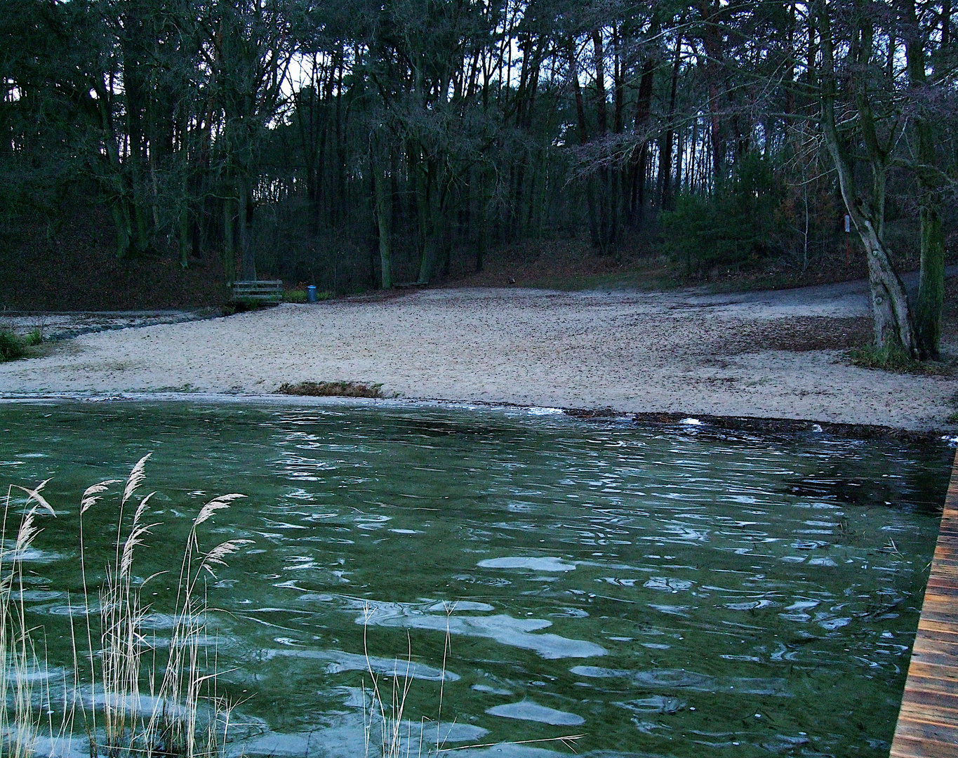 Ein kleiner Hotel-Badestrand im Winter