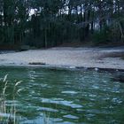 Ein kleiner Hotel-Badestrand im Winter