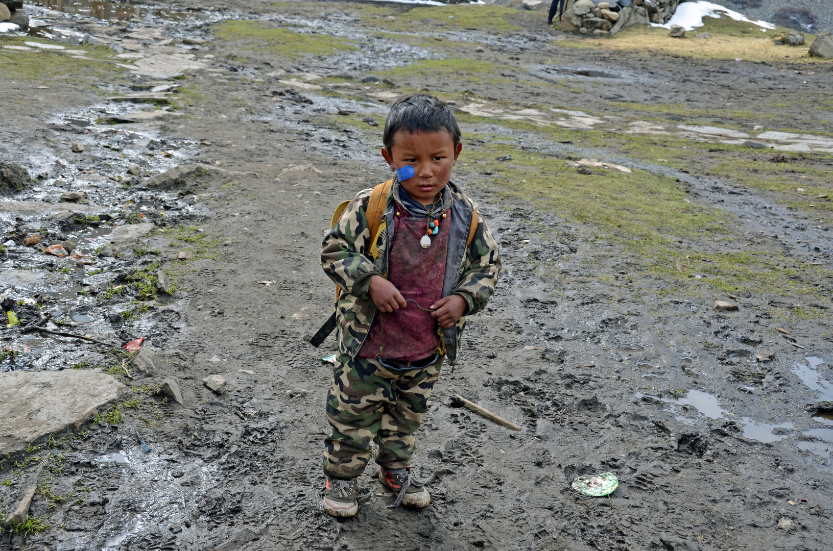 Ein kleiner Junge im Bergdorf Samdo in der Manaslu-Region