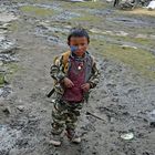 Ein kleiner Junge im Bergdorf Samdo in der Manaslu-Region