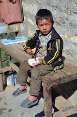 Ein kleiner Junge in Namche Bazar