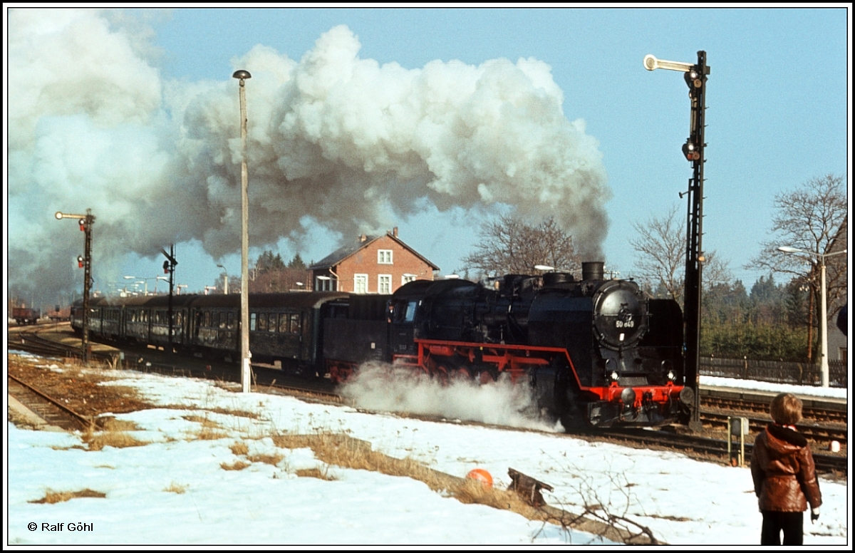 Ein kleiner Junge und die Eisenbahn von ihrer schönsten Seite 