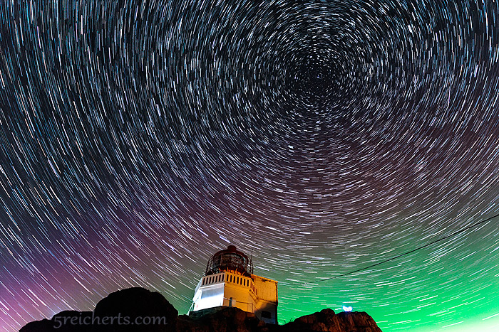 Ein kleiner Leuchtturm, Sterne und ein Hauch von Nordlicht