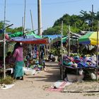 ...ein kleiner Markt am Rande des Weges nach Bagan...