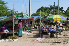 ...ein kleiner Markt am Rande des Weges nach Bagan...