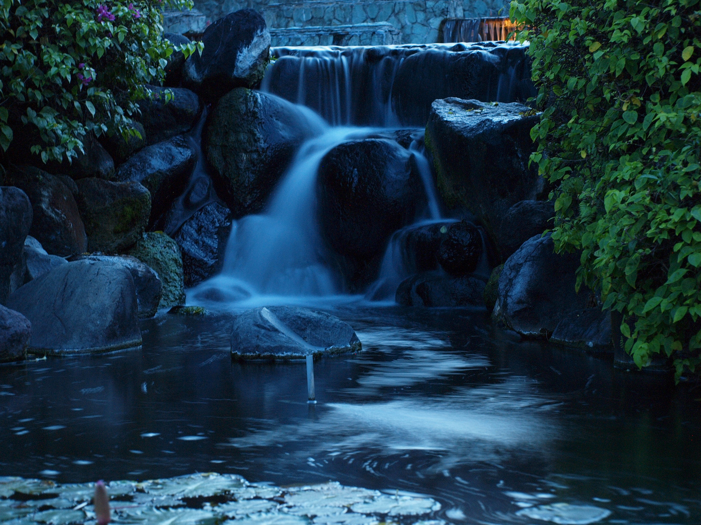 Ein kleiner Wasserfall am Abend