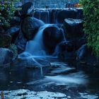 Ein kleiner Wasserfall am Abend