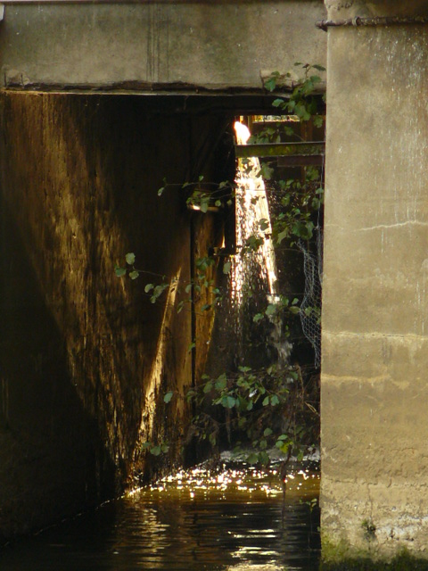 Ein kleiner Wasserfall in den ruinen der Stadt