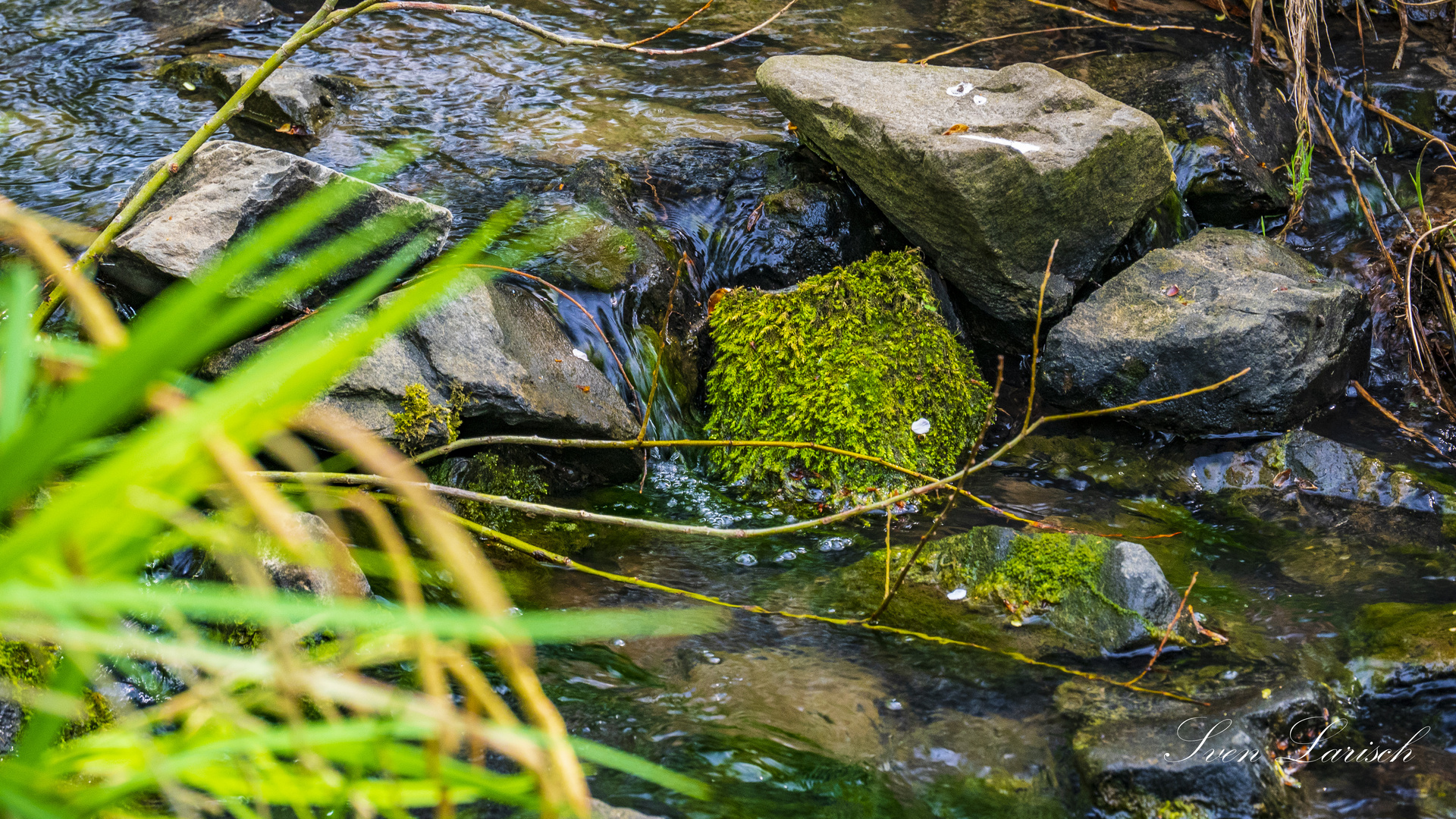 ein kleiner Wasserfall mit eine kleine Wirkung