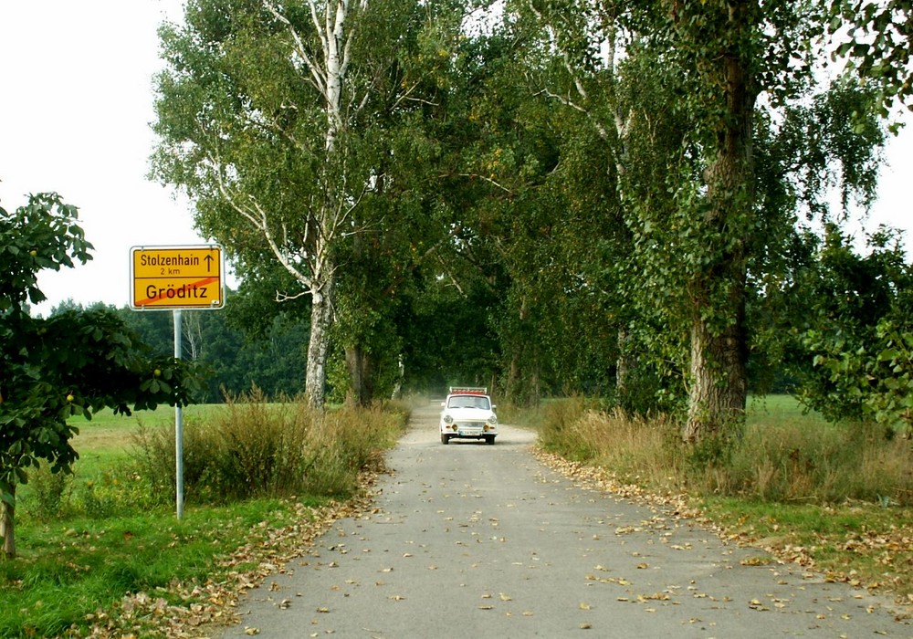 ein kleines Auto unterwegs in Sachsen