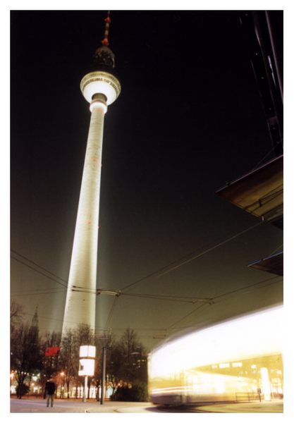 ein kleines Bild mit einem großen Turm, den Alex