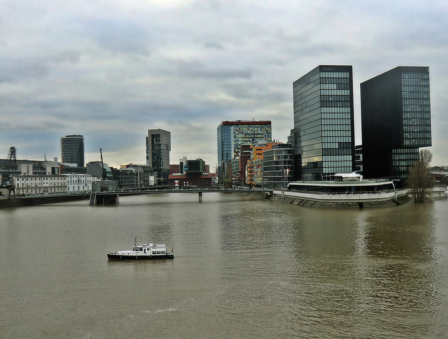 Ein kleines Boot im grossen Hafen