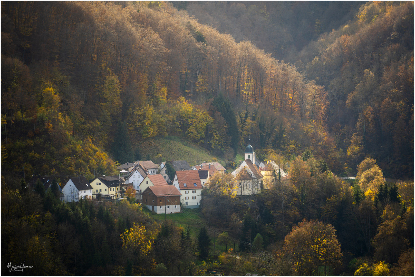 Ein kleines Dorf auf der Schwäbischen Alb