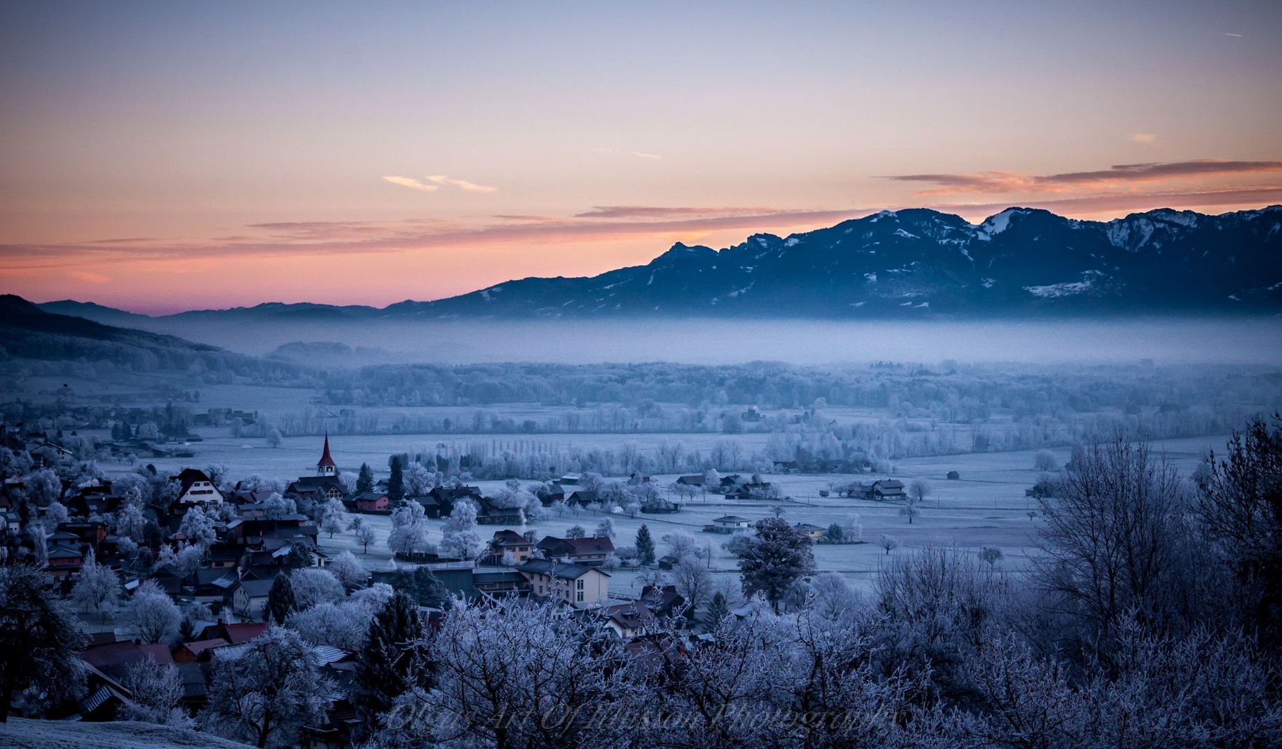 Ein kleines Dorf im Rheintal-CH