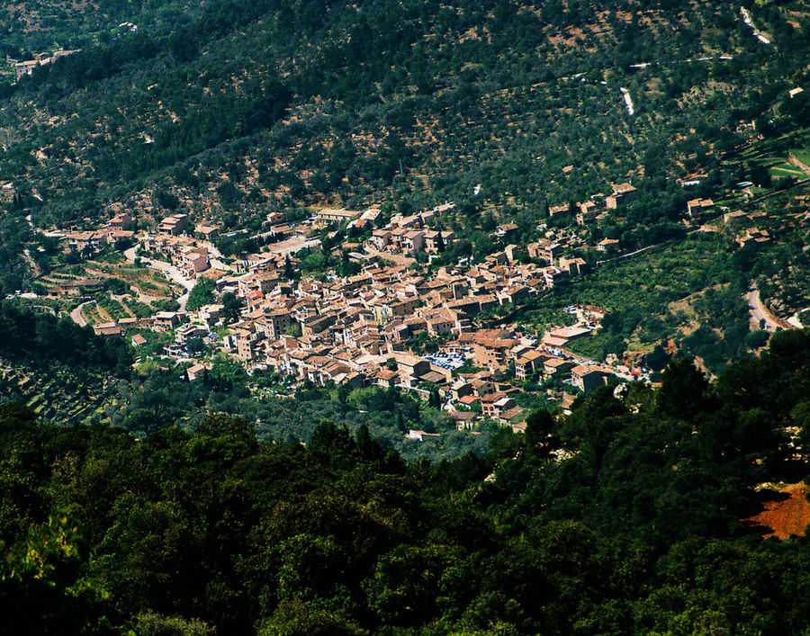 ein kleines Dorf im Tal