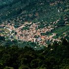 ein kleines Dorf im Tal