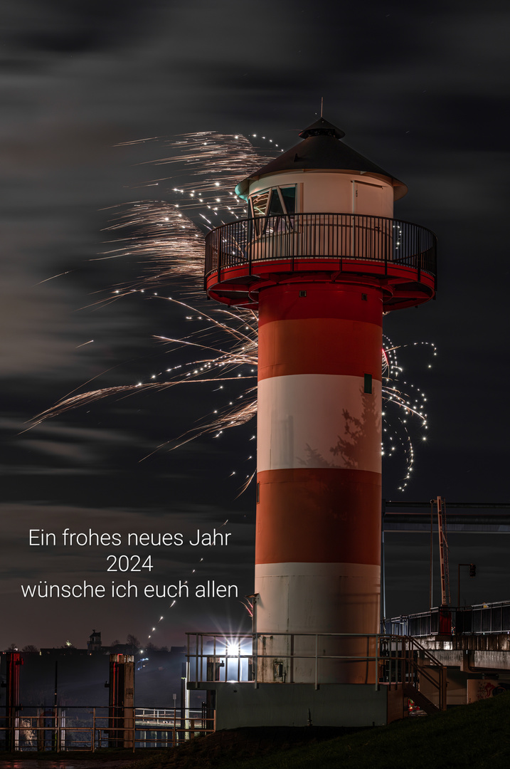 Ein kleines Feuerwerk hinter dem Leuchtturm 