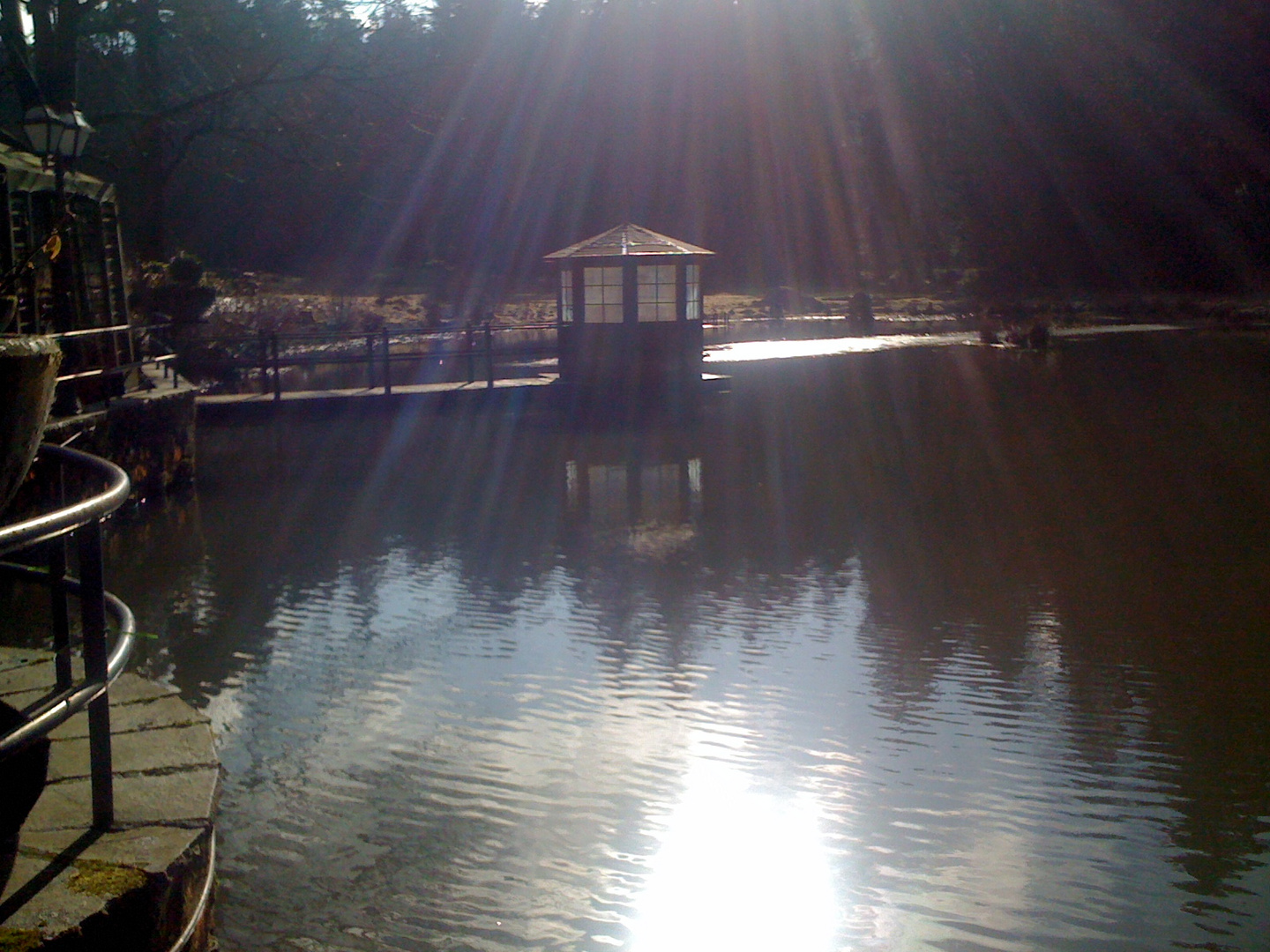 Ein kleines Haus auf dem Wasser