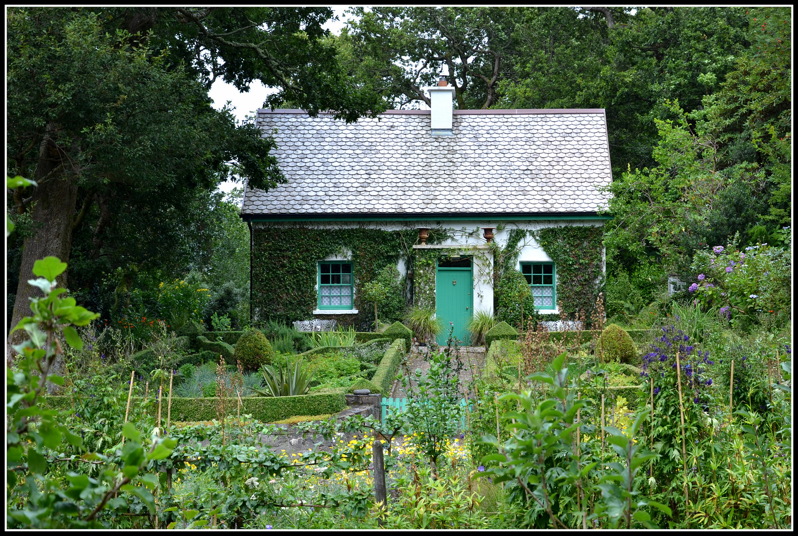 Ein kleines Haus mit Garten