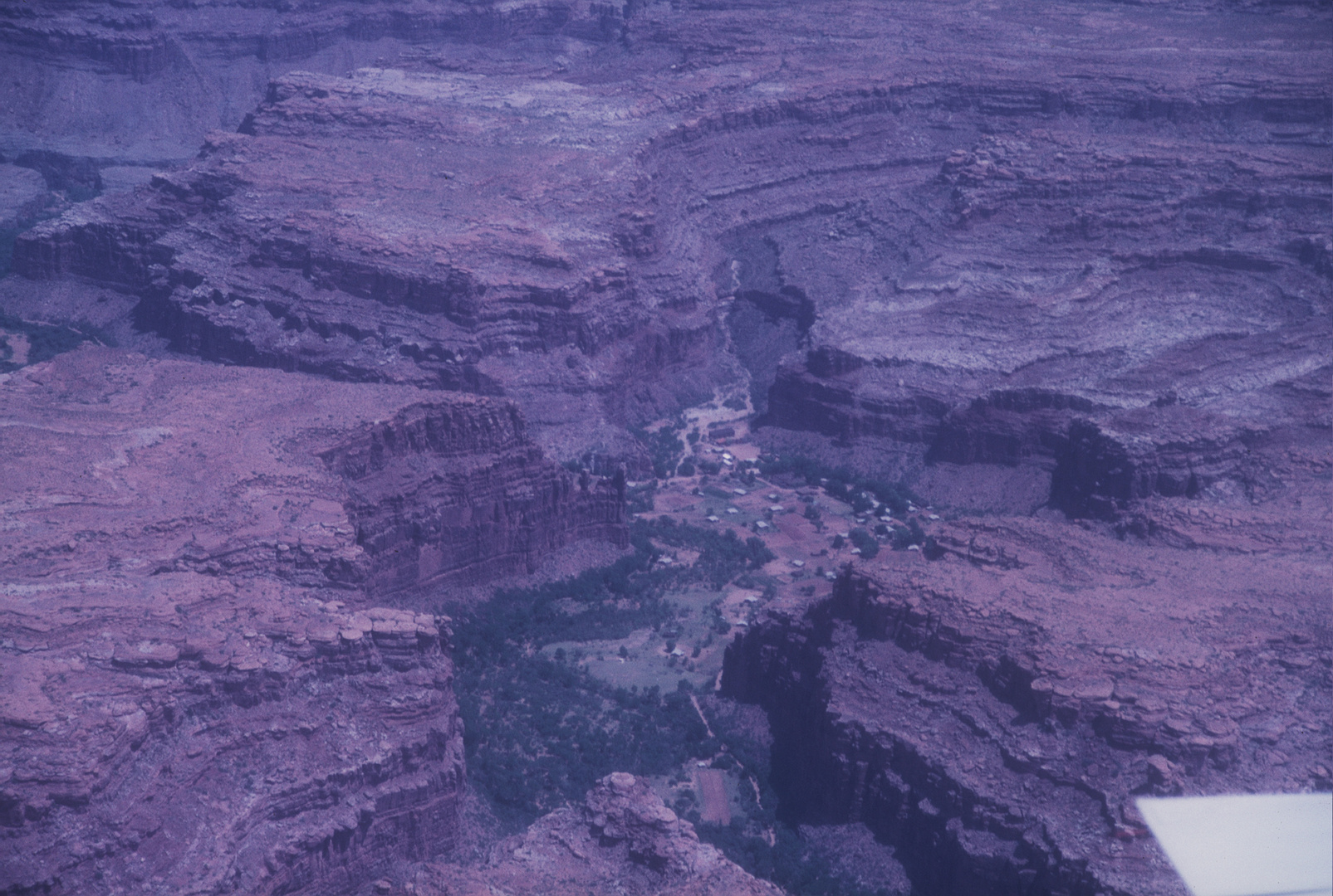 EIN KLEINES INDIANERDORF AUF DEM GRUND DES GRAND CANYON