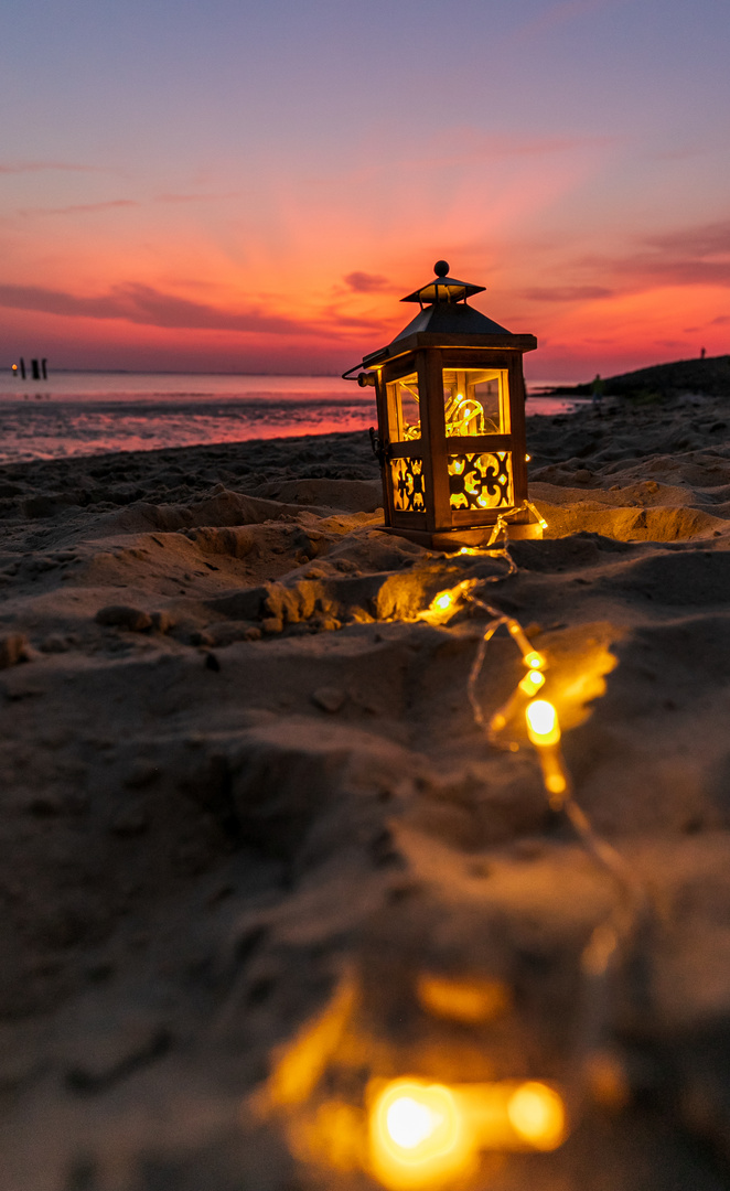 Ein kleines Licht leuchtet den Weg durch die Dunkelheit Foto & Bild