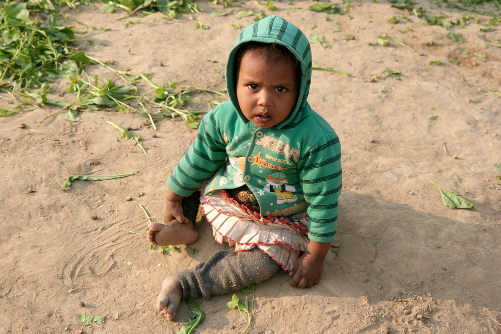 Ein kleines Mädchen in einem Dorf in Indien.