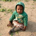 Ein kleines Mädchen in einem Dorf in Indien.
