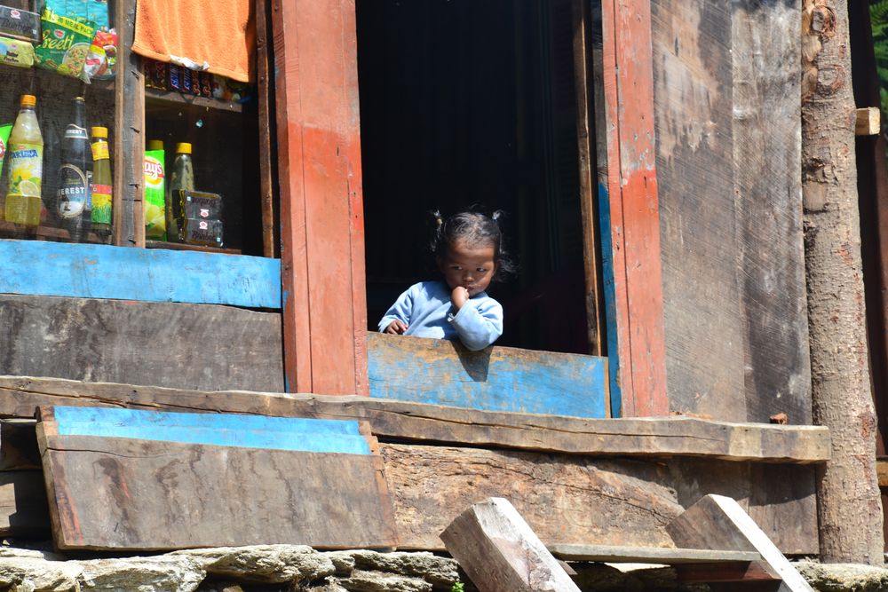 ein kleines Nepali Mädchen in den Bergen