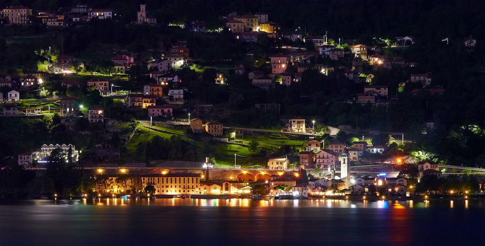 Ein kleines Örtchen am Lago di Como bei Nacht