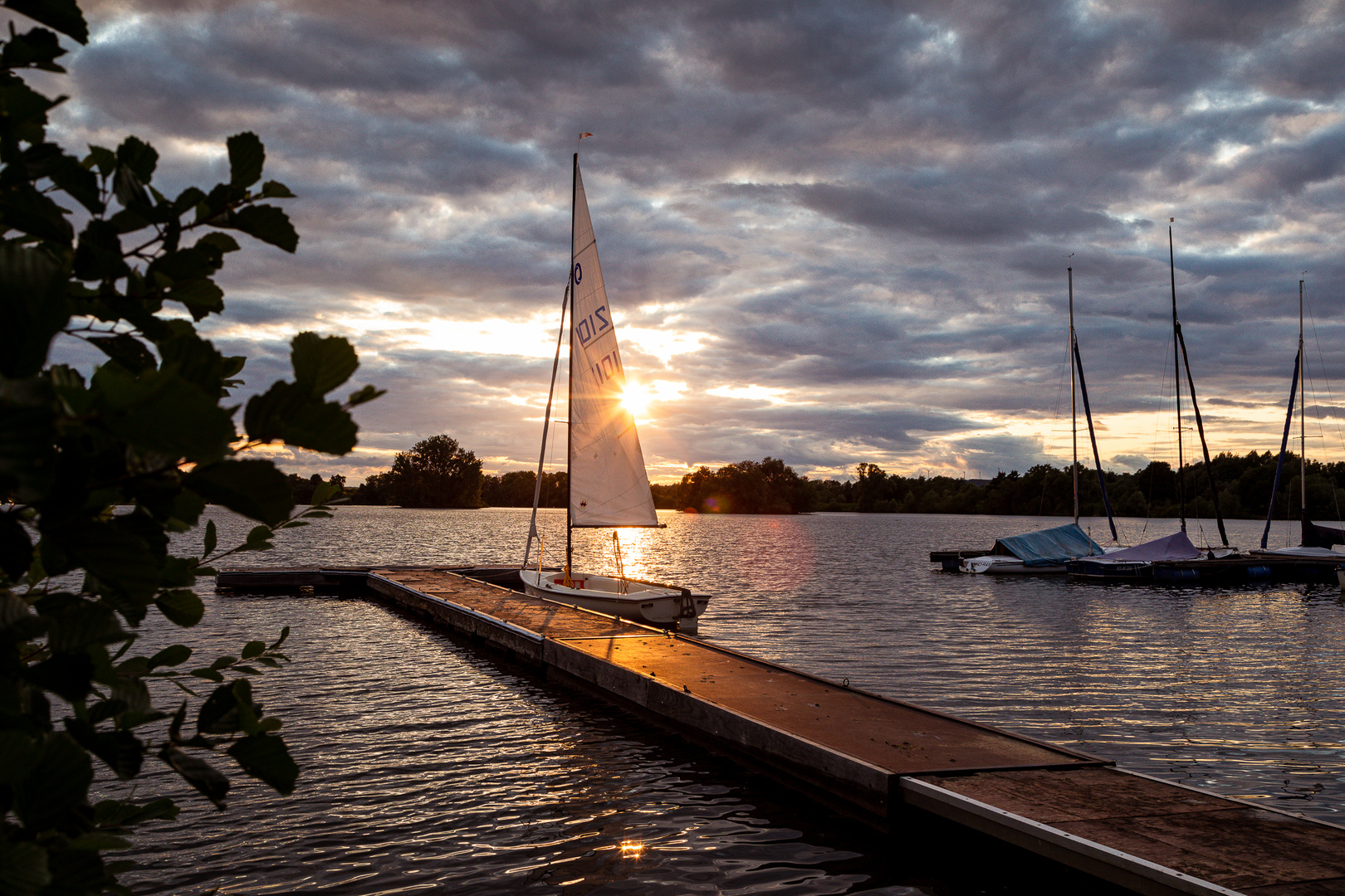 Ein kleines Segelboot 