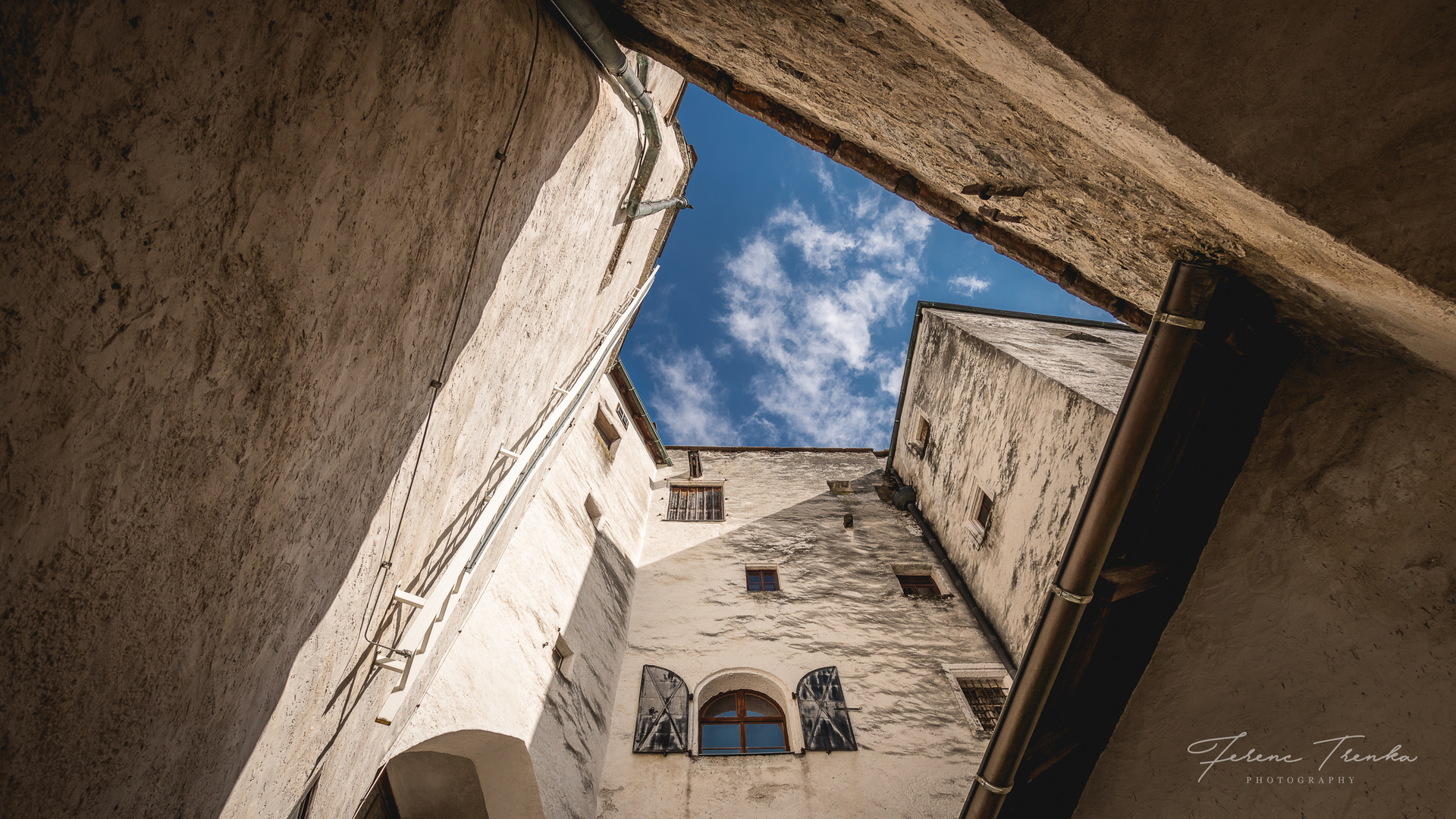 Ein kleines Stückchen blauer Himmel