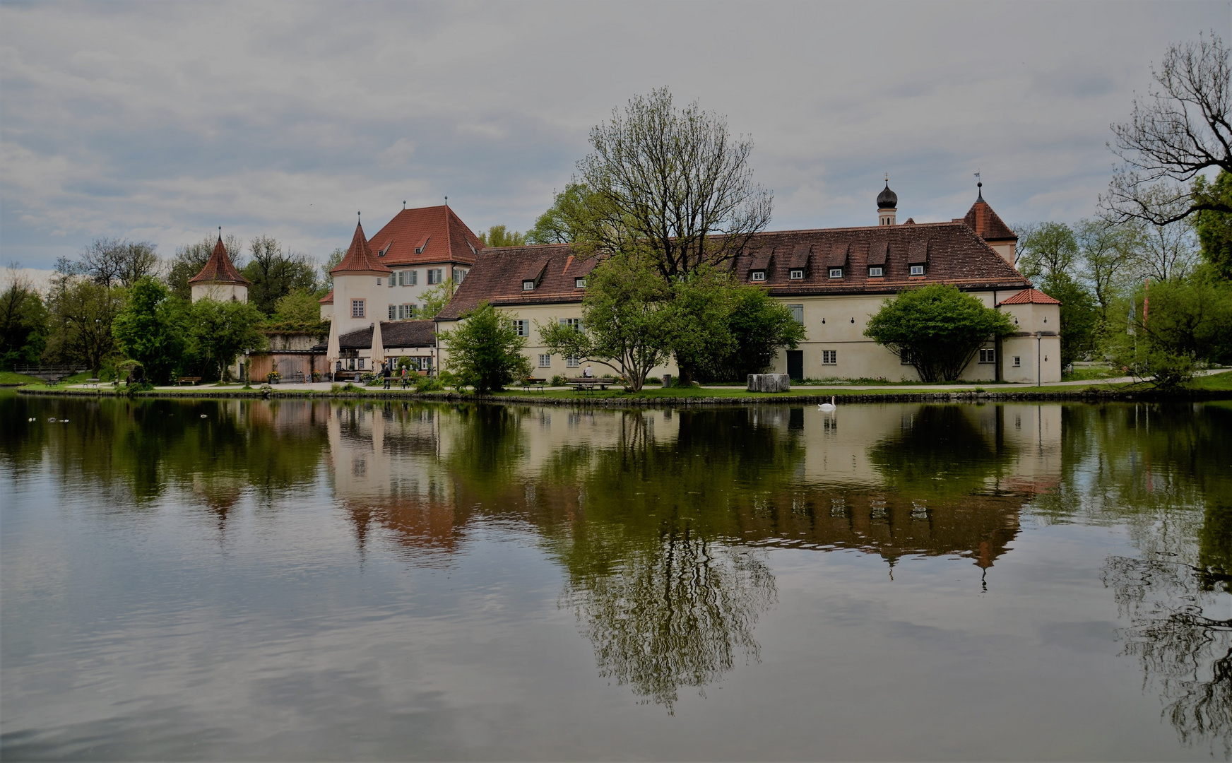 ein kleines  Wasserschloss ....