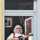 Ein Kölner Original am Fenster