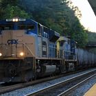 Ein Kohlezug der CSXT fährt durch die Amtrak Station in White Sulphur Springs, WV,USA