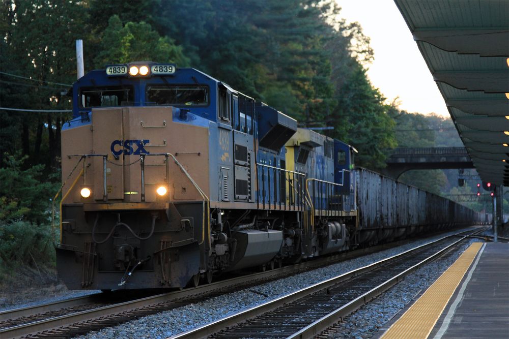 Ein Kohlezug der CSXT fährt durch die Amtrak Station in White Sulphur Springs, WV,USA