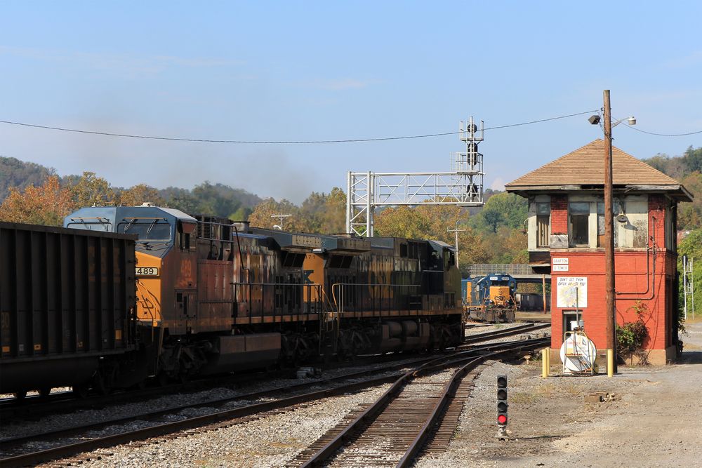 Ein Kohlezug der CSXT passiert den Tower von GRAUTON, WV, USA