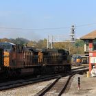 Ein Kohlezug der CSXT passiert den Tower von GRAUTON, WV, USA