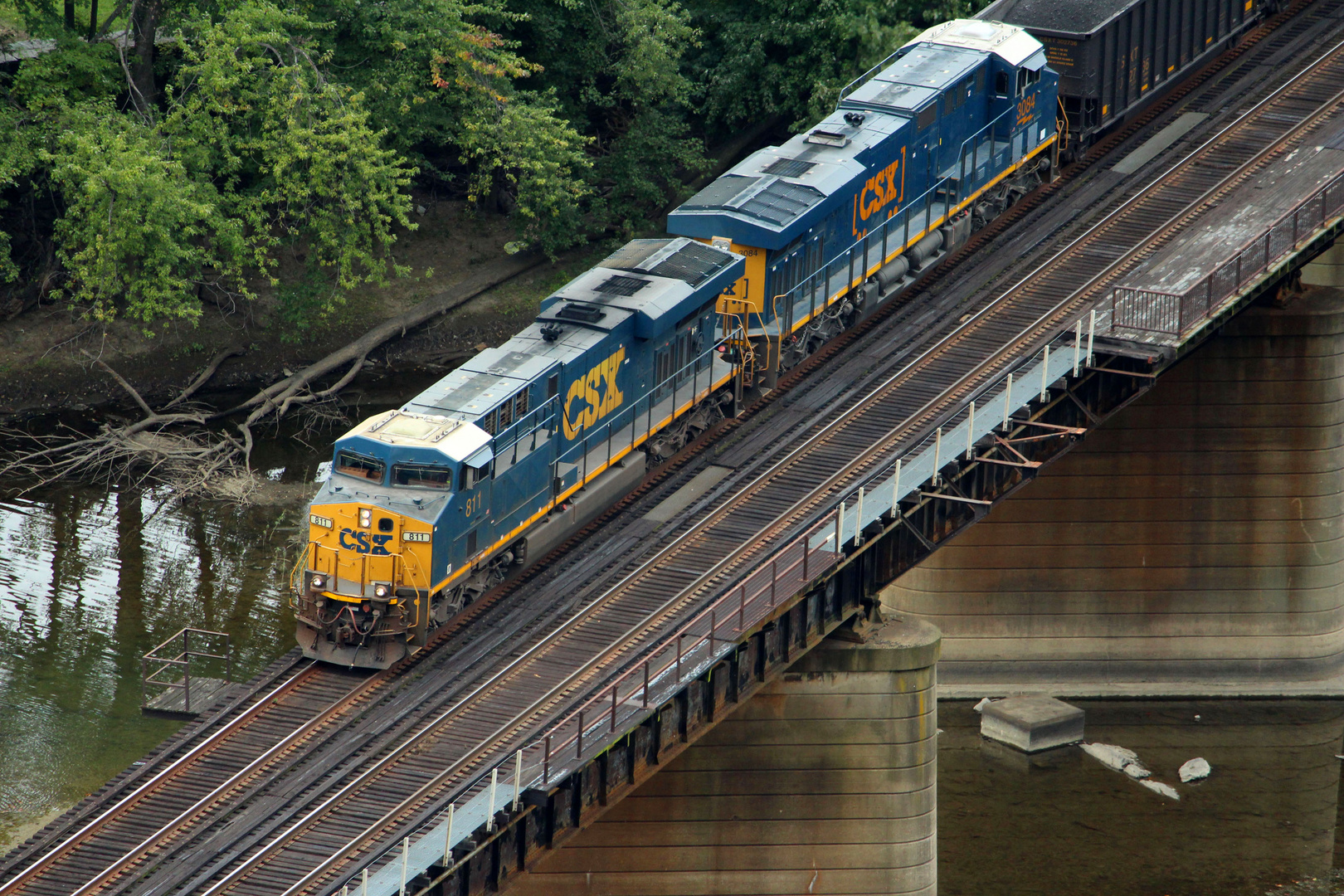 Ein Kohlezug der CSXT passiert die Brücke bei Harpers Ferry, West Virginia, USA