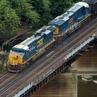 Ein Kohlezug der CSXT passiert die Brücke bei Harpers Ferry, West Virginia, USA