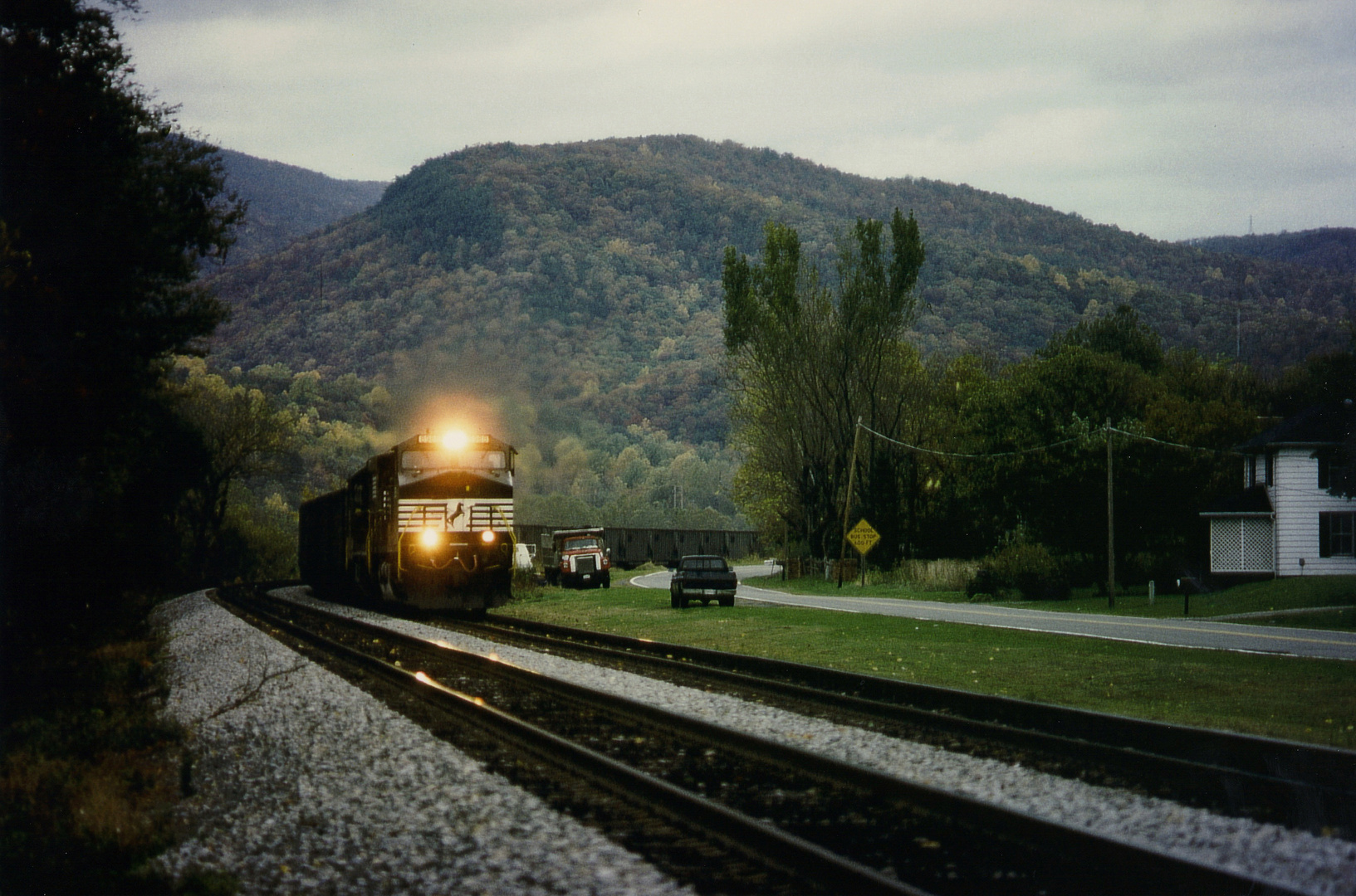 Ein Kohlezug der Norfolk & Southern fährt parallel zur Rte.100 nahe Narrows, VA