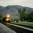 Ein Kohlezug der Norfolk & Southern fährt parallel zur Rte.100 nahe Narrows, VA