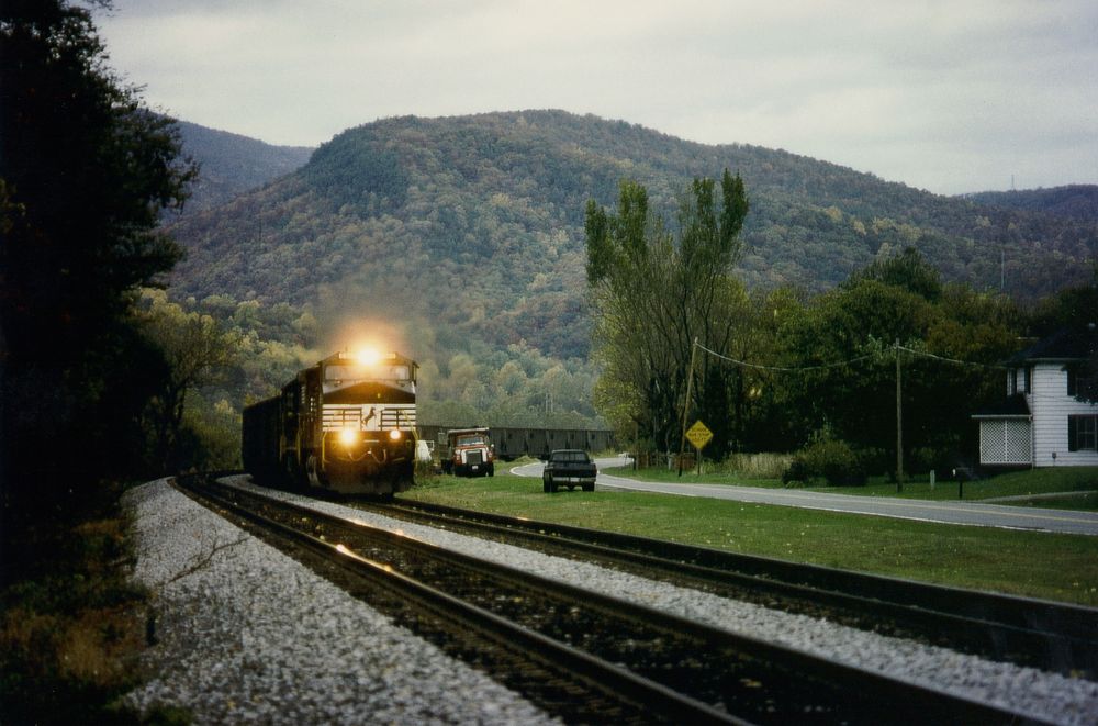 Ein Kohlezug der Norfolk & Southern fährt parallel zur Rte.100 nahe Narrows, VA