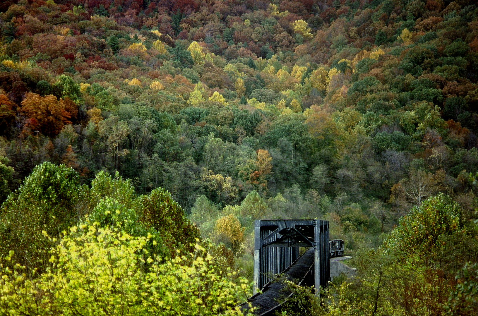Ein Kohlezug überquert gerade eine Brücke über den Free River in den Wäldern von Virginia