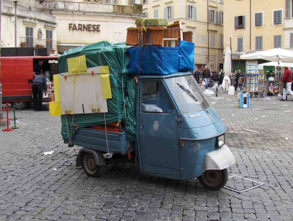 ein kompletter Marktstand - dopo il mercato