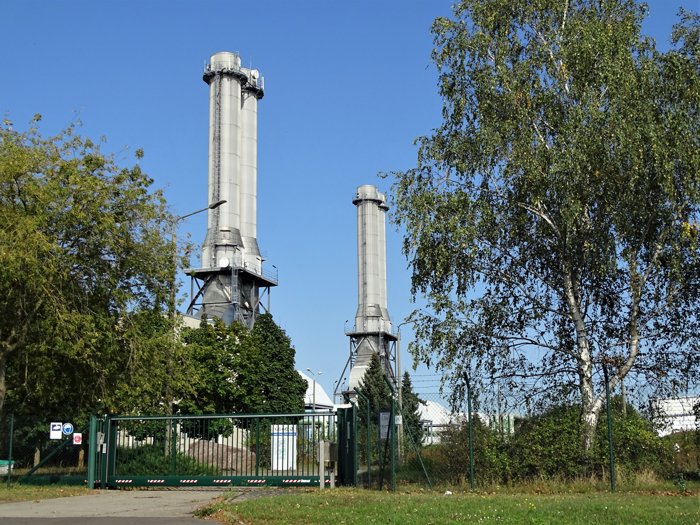 ein Kraftwerk im Grünen